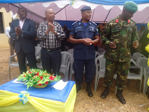 Guverineri Karambizi yari aherekejwe n'abakuriye inzego z'umutekano.