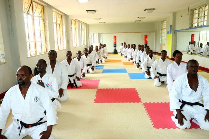 Abakina iyi mikino bose basabwa kubahiriza intera ya metero ebyiri hagati y'umuntu n'undi