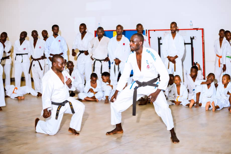 Abitabiriye aya mahugurwa bagiye bahugurwa kuri tekinike zitandukanye zo kuzamura urwego rwa Karate Shotokani mu Rwanda 