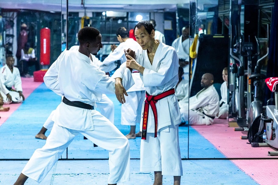 Grand Master Isao Yabunaka yerekera Igor Mazimpaka ufite umukandara w'umukara na Dan 3