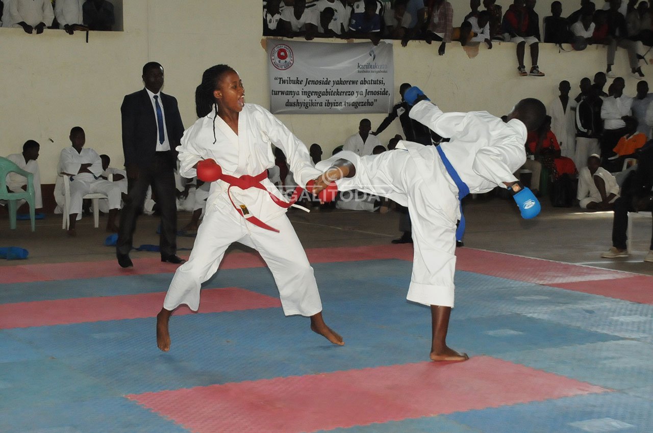 Abakobwa bagaragaje iterambere mu mukino wa Karate