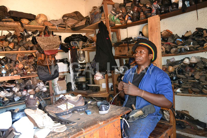 Karemera afite ubumuga bw'amaguru yavukanye ariko agerageza gukora ngo yibesheho adateze amaboko.