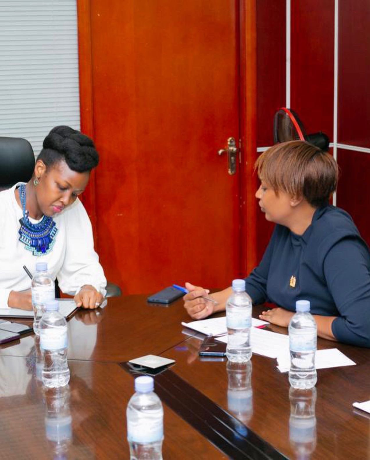 Senateri Karen Nyamu na Minisitiri Ingabire Paula bagiranye ibiganiro