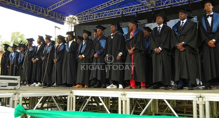 Karigombe ubanza iburyo ubwo bari mu muhango wo guhabwa impamyabumenyi yo gusoza amasomo y'umuziki ku Nyundo