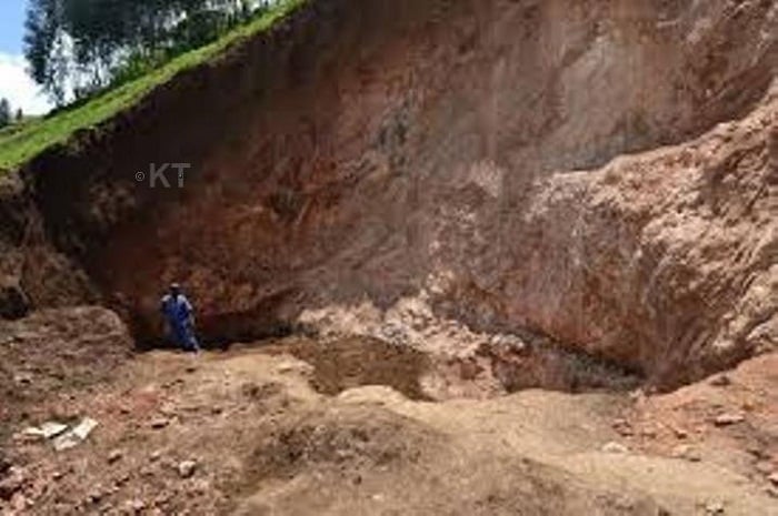Abaturage bahangayikishijwe n'abacukura amabuye y'agaciro rwihishwa bashobora kubangiriza umuhanda