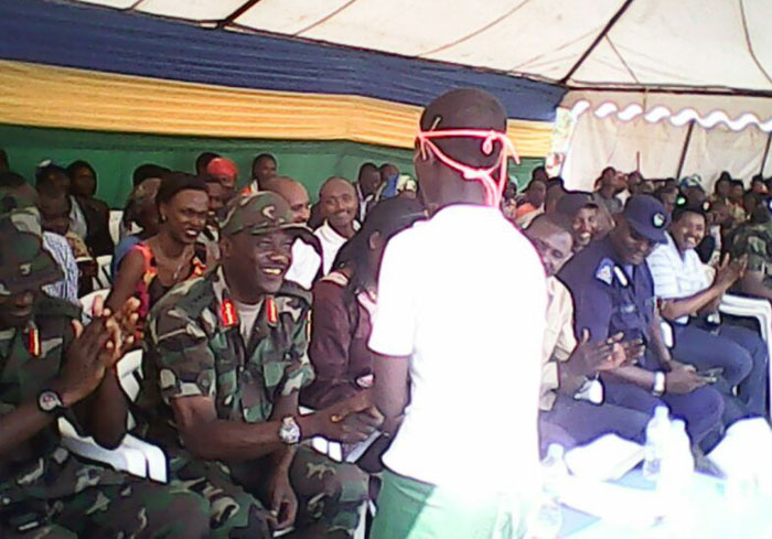 Uyu mwana muto w'i Karongi yavugiye ingabo z'igihugu umuvugo uzirata ubutwari n'ineza yazo mu kubohora Abanyarwanda. Lt Gen Ibingira yamushimimye mu izina ry'ingabo z'igihugu./Foto: Niyonzima Oswald