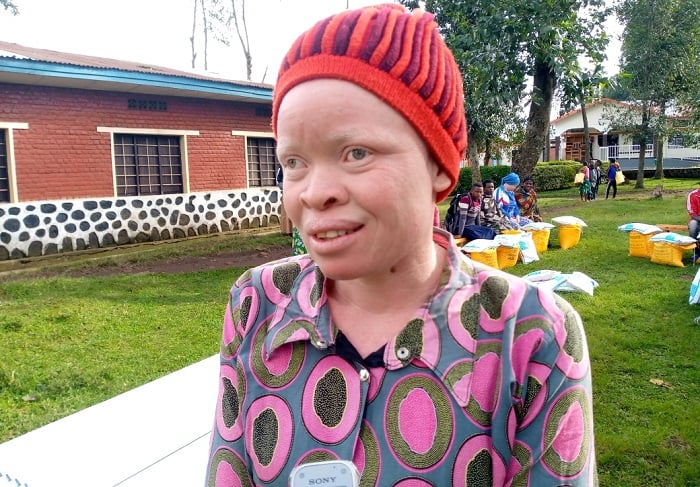 Jacqueline Nyirabasabose wo mu Murenge wa Cyuve, yahawe amabati 30, umufuka w