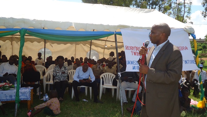 Kayigambire atanga impanuro ku rubyiruko.