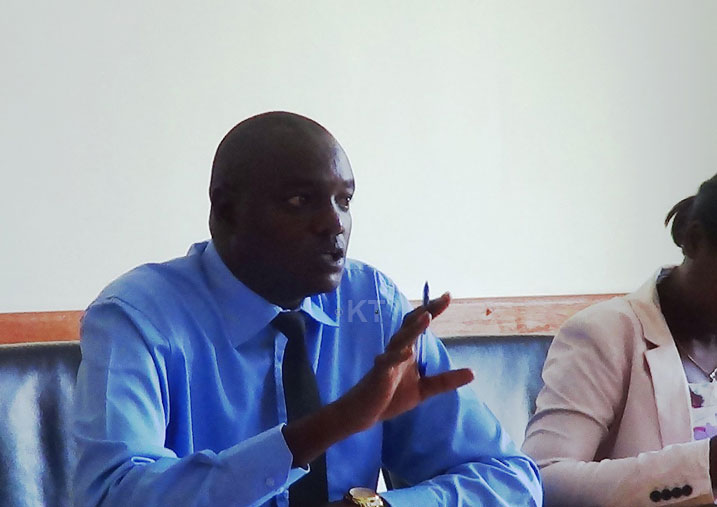 Kayiranga Innocent, Umuyobozi Wungirije w'Akarere ka Muhanga ushinzwe Ubukungu, asaba abayobozi b'imirenge gukora cyane mu gutegura Kwibuka 22.