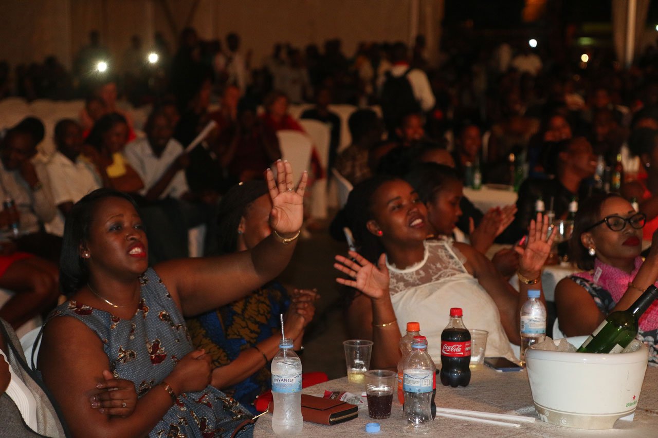 Abafana wabonaga bishimye 
