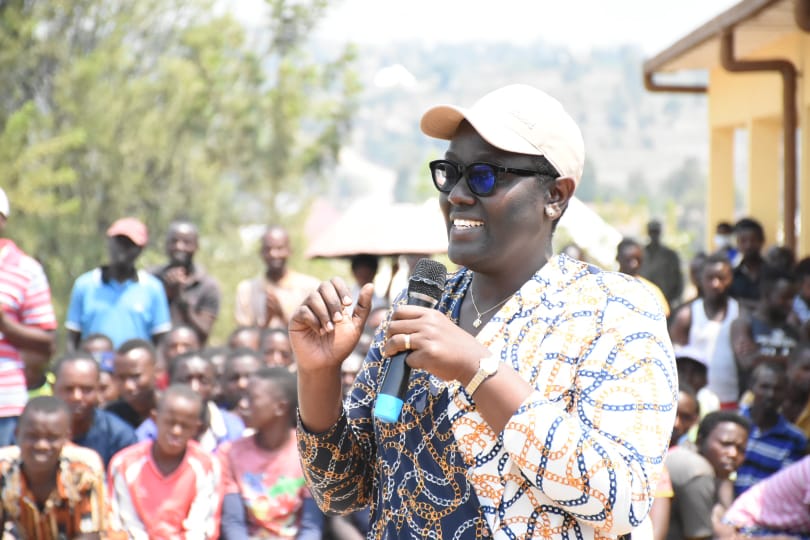 Minisitiri Kayisire asaba abaturage kuzirika ibisenge by