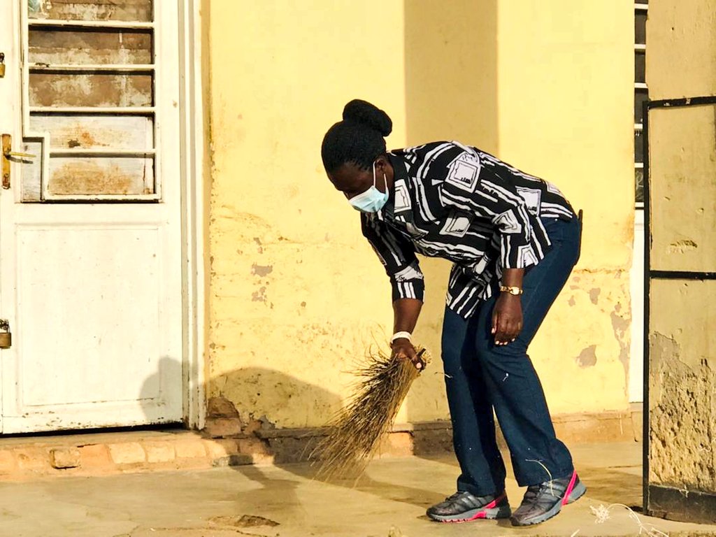 Kayitare uyobora Akarere ka Muhanga na we yari mu bakubura imbere y'amaduka yo mu Kivoka