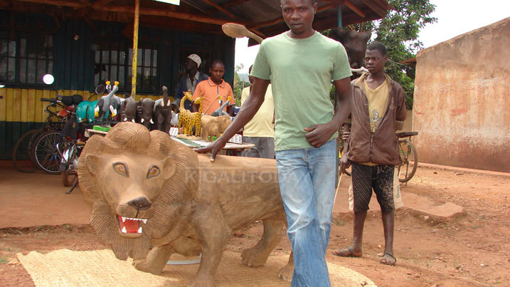 Mukeshimana Venuste utuye i Kayonza yahanze umurimo wo kubaza mu biti inyamaswa ziba mu Kagera none bimwinjiriza atubutse 