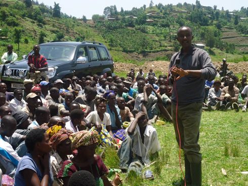 Umuyobozi wa Karongi, Kayumba Bernard, aganira n