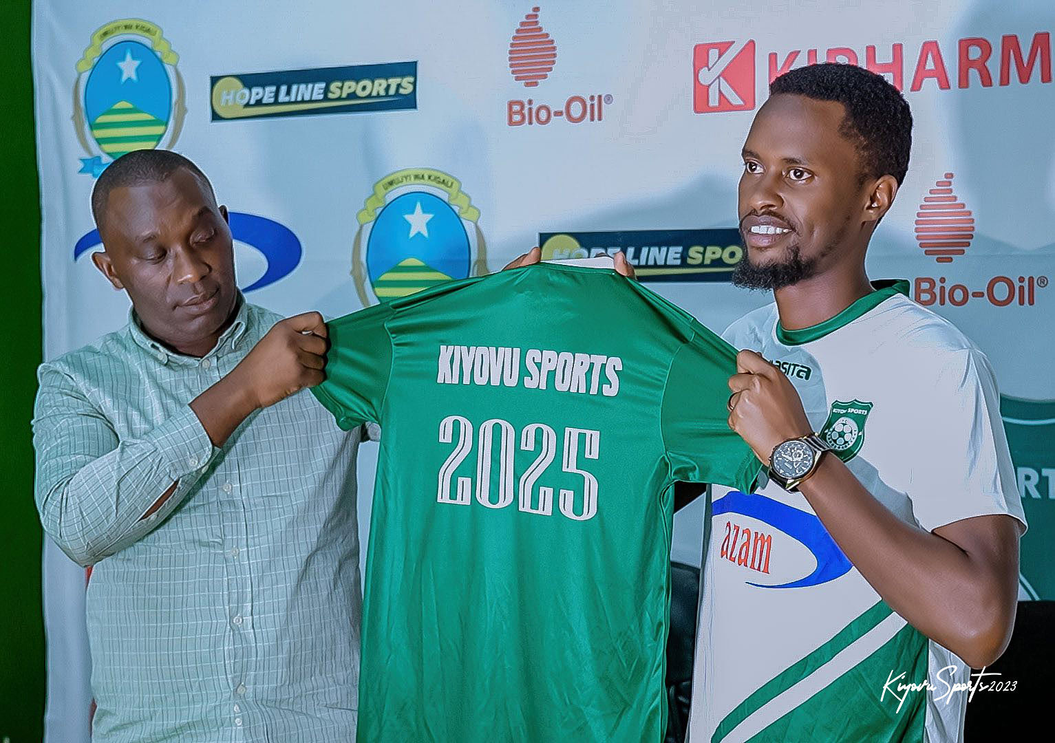 Myugariro Kazindu Bahati Guy wakiniraga Gasogi United yasinyiye Kiyovu Sports amasezerano y