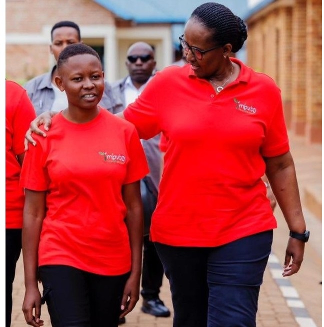 Kelie Umutoniwase yakiriye Jeannette Kagame aje gusoza Ihuriro ry'abana barihirwa amashuri na Imbuto Foundation