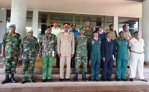 Abasirikare bakuri bo muri Kenyan National Defense College, mu rugendoshuri mu Rwanda.