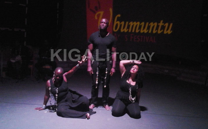 Itorero ryo muri Kenya ryakinnye umukino bise "Cut Off My Tongue". Uyu mukino wakinwe nyuma y'imvururu za politiki muri Kenya mu 2008./Foto: Roger Rutindukanamurego