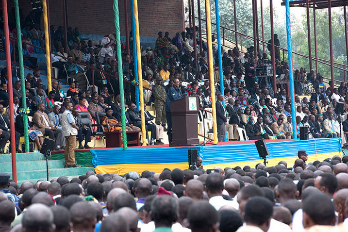 Kagame aganira n'abaturage bo mu Karere ka Rutsiro.