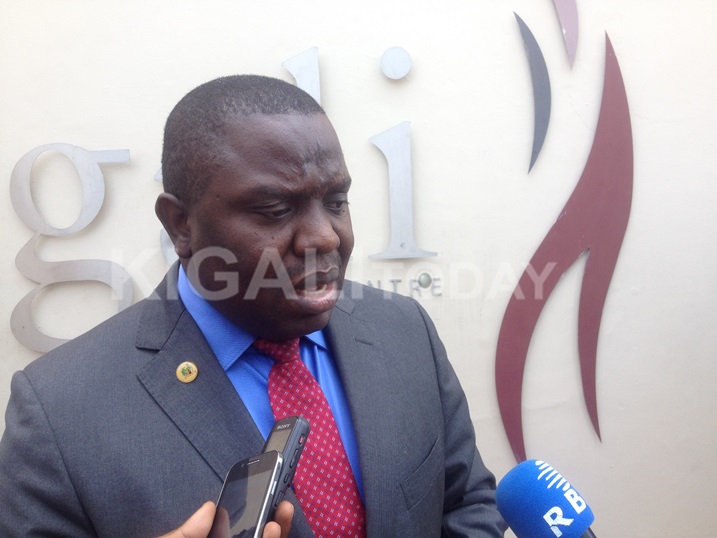 Mu mvugo igaragara akababaro, Minisitiri Kalaba yatangaje ko ibi bidakwiye kugira ahandi biba haba mu karere k'ibiyaga bigali cyangwa mu Rwanda.