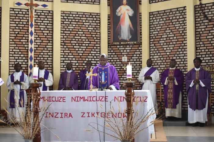 Babanje gutura igitambo cya Ukarisitiya