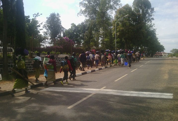 Bahitamo kugenda n'amaguru bibabaza banashengera Bikiramariya ngo abagirire impuhwe yumve amasengesho yabo.