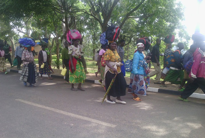 Baba bitwaje ibiribwa bagera nimugoroba bagateka bagafungura.