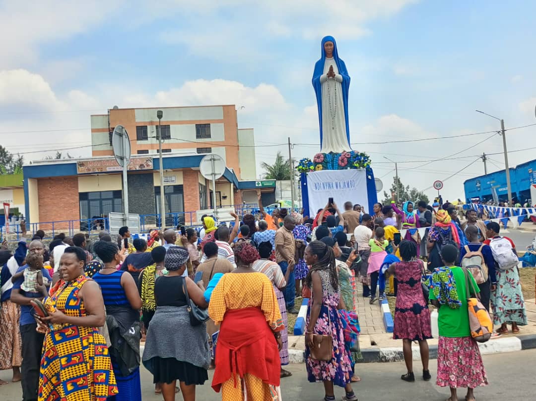 Ku ishusho ya Bikira Mariya iri mu masangano y'umuhanda ukomeza i Ndago n'ukomeza ku Ngoro ya Bikira Mariya hari ababanza kuhasengera mbere yo gukomeza urugendo
