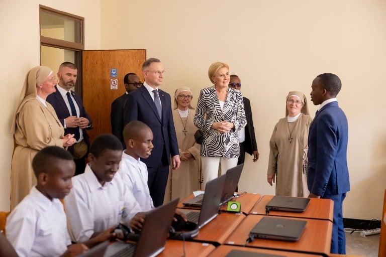 Perezida wa Pologne yeretswe imikorere y'ishuri ry'abafite ubumuga bwo kutabona 