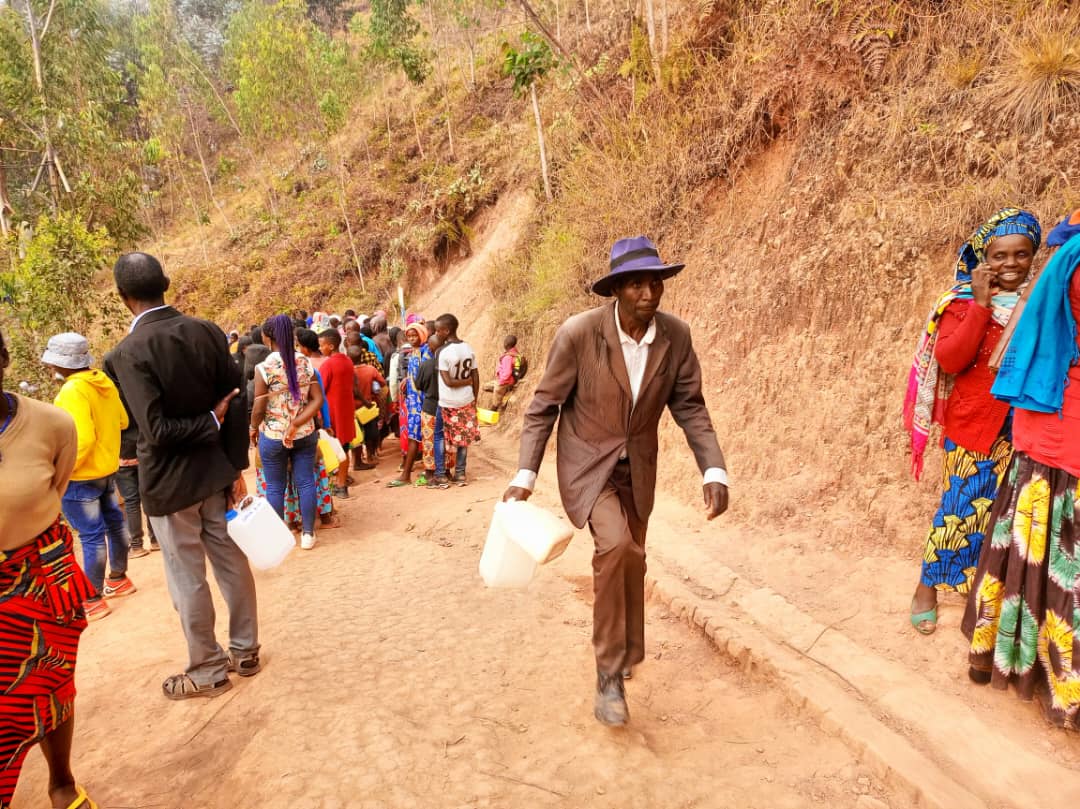 Hari abananiwe kwihanganira imirongo ku isoko ya Bikira Mariya bahitamo kuyihorera, bakazagaruka ikindi gihe hari abantu bakeya, nk'uyu musaza