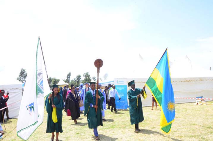 Abarangije muri Kibogora Polytechnic mu biroro byo kwishimira kurangiza amasomo 