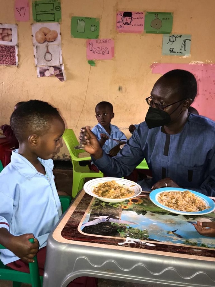 Umuyobozi wa RCR, Musuhukye Benjamin agaburira abana
