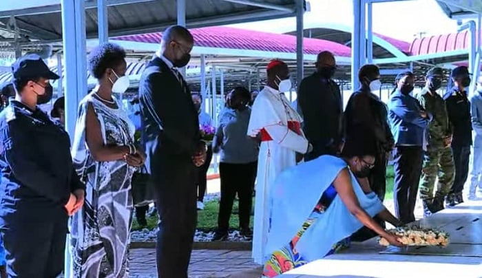 Bunamiye imibiri iharuhukiye banashyira indabo ku mva