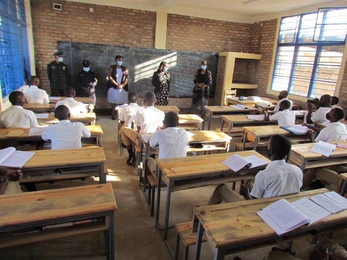 Kuri buri ntebe mu ishuri aho abanyeshuri bicaraga ari batatu ubu haricara umwe cyangwa babiri