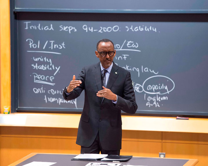 Perezida Kagame aha ikiganiro abanyeshuri abarimu ndetse n'abayobozi bo muri Kaminuza ya Havard 