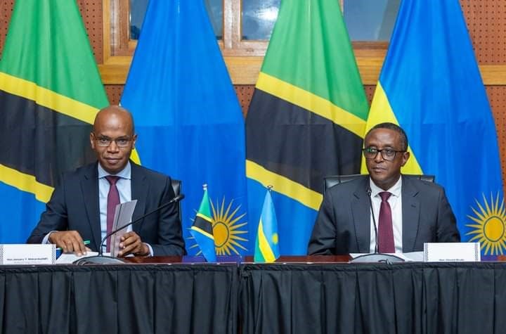 Minisitiri Biruta na Mugenzi we January Yussuf Makamba wa Tanzania