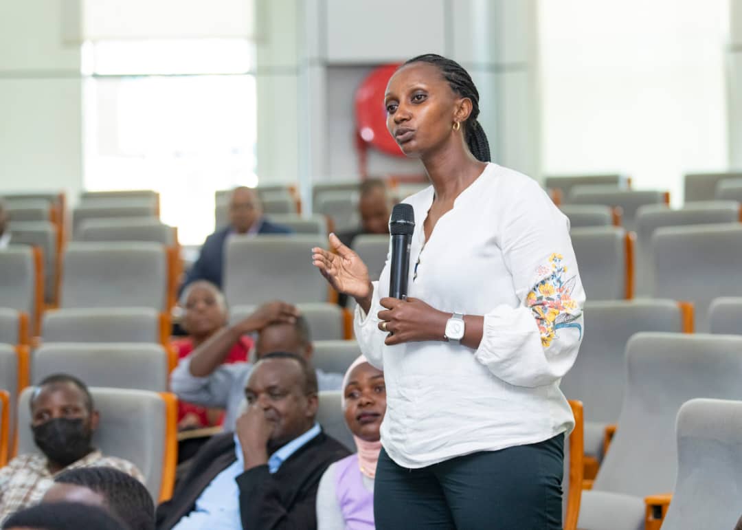 Abanyamakuru bahawe umwanya wo kubaza ibibazo, abayobozi babitangaho ibisobanuro