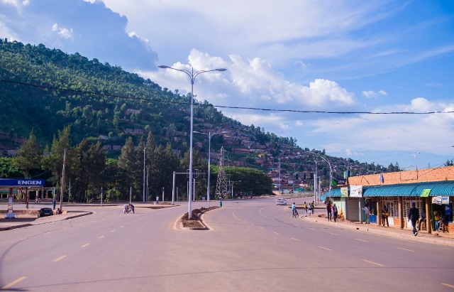 Nyabugogo, hafi y'amarembo yinjira muri gare. Aha hajyaga hakunda kuba umuvundo w'imodoka zinjira muri gare, imbere y'utwo tuduka naho umubyigano w'abantu