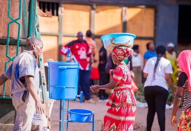 N'abahaha n'abacuruza ibyo kurya basabwa gukaraba mbere yo kwinjira mu isoko