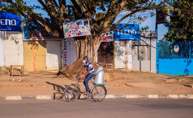 Uyu agemuye amata, ntiyibagiwe agapfukamunwa kamurinda 