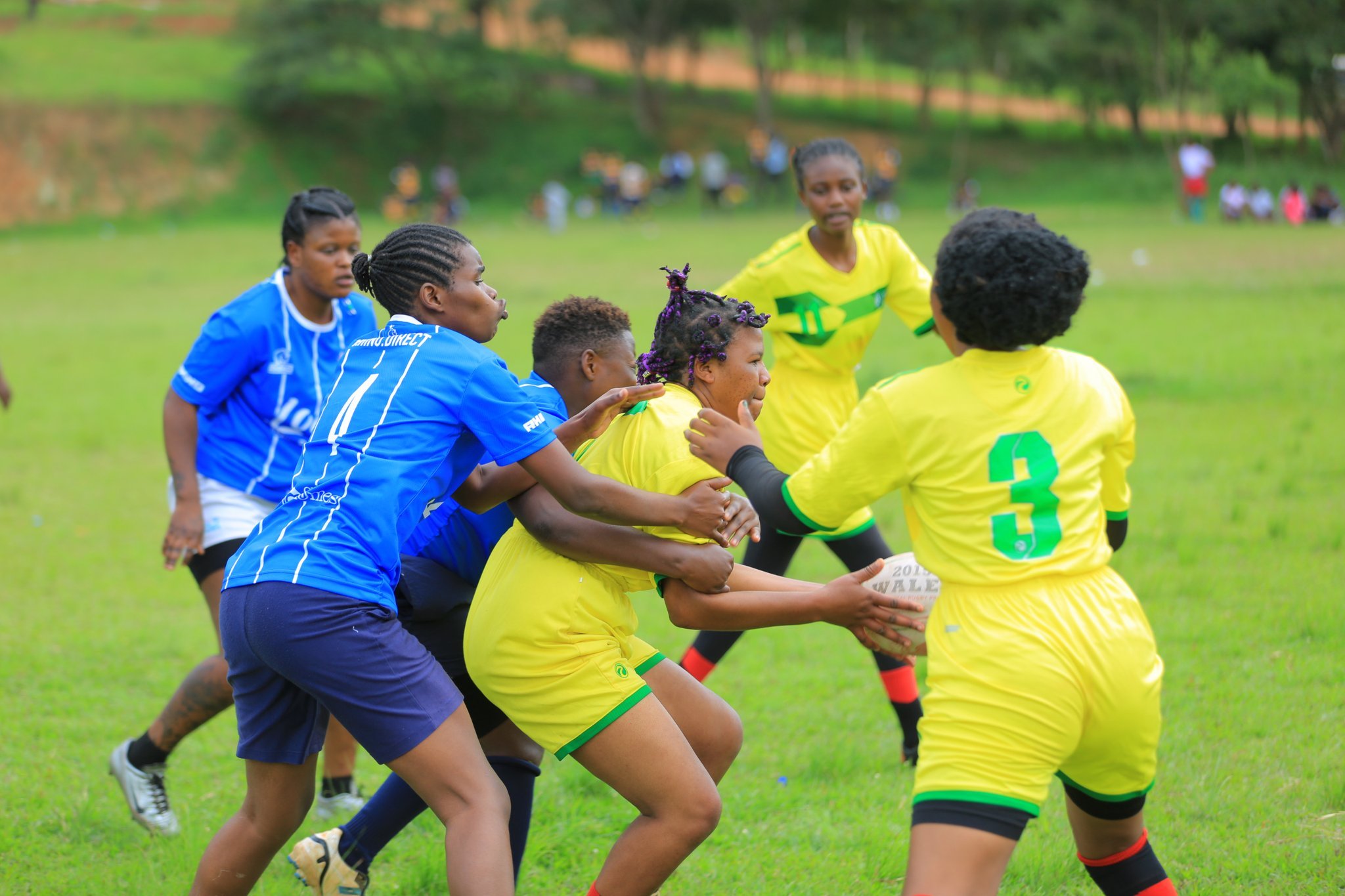 Kigali Sharks (yambaye ubururu) yabaye iya mbere mu bari n