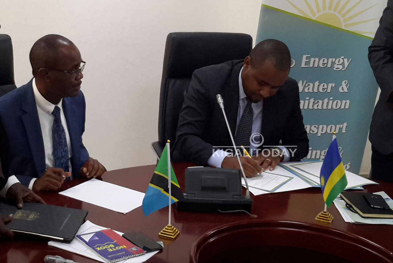 Kuva ibumoso Ministiri Makame wa Tanzania, hamwe n