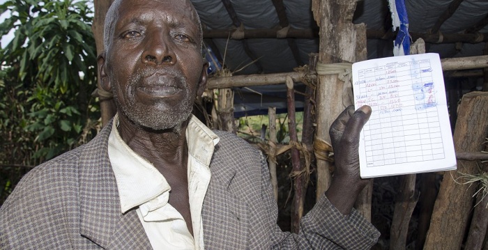 Edouard Nkundiye w'imyaka 82 abana n'umugore we n'abuzukuru, bakaba bunganirwa cyane n'ibihumbi 12 bahabwa muri VUP (photo: Bwiza)