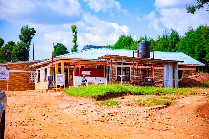 Ku kigo nderabuzima (Centre de santé) cya Kigoma muri Huye barishimira ko hageze amashanyarazi