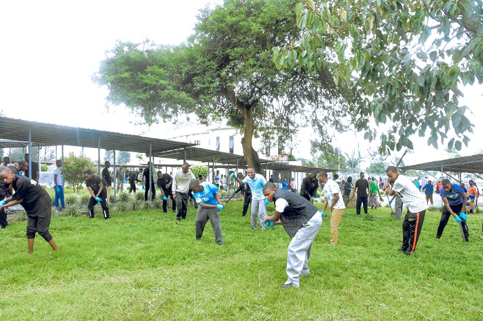Abiganjemo urubyiruko bakoreye umuganda ku rwibutso rwa Jenoside yakorewe Abatutsi rwa Kiziguro batunganya ubusitani