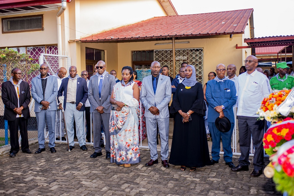 Gatera Aphrodis uhagarariye IBUKA mu Murenge wa Kimihurura ( wa gatatu uhereye ibumoso mu ikoti ry'umukara n'ishati y'umweru) avuga ko kurokokera muri aka gace byagoranye kubera ko habarizwaga Abajepe n'Interahamwe nyinshi