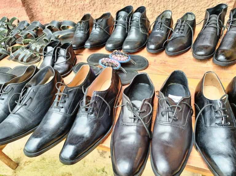 Clémentine kimwe na bagenzi be biganye ubu akora inkweto z'abagabo n'iz'abagore