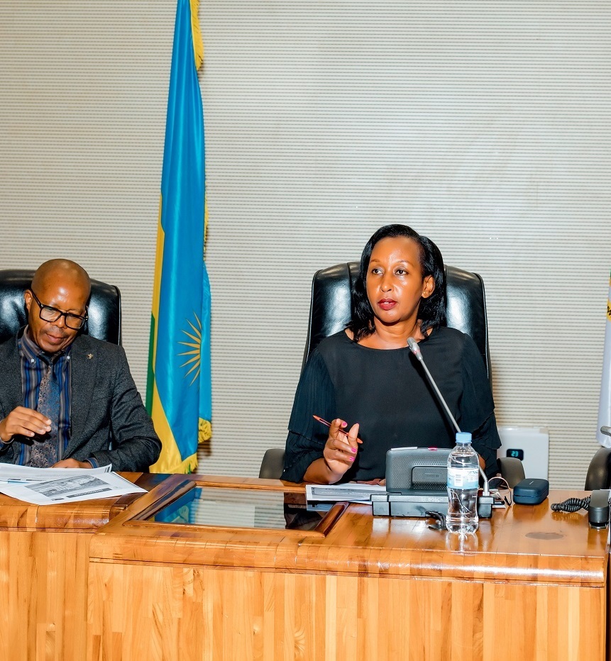 Depite Uwingabe Solange na Depite Senani Benoit basobanuriye abanyeshuri imiterere n'imikorere y'Inteko Ishinga Amategeko