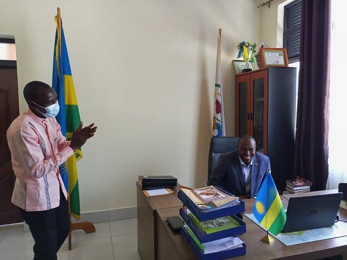 Meya Ramuli Janvier (Uhagaze), yabwiye Gitifu wa Kinigi ko serivisi igomba kujyana n