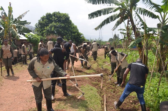 Bakoreye umuganda mu Murenge wa Kinoni, batunganyije umuhanda wa Km 4